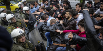 ΜΑΤωσαν τους διαδηλωτές κατά του πολέμου