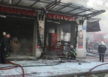 Δύο πινακίδες στην πλατεία Βικτωρίας