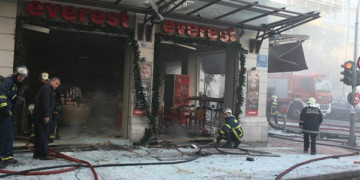 Δύο πινακίδες στην πλατεία Βικτωρίας