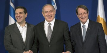 Επικίνδυνος εναγκαλισμός με το επιθετικό Ισραήλ