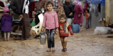 Προσφυγόπουλα επιβιώνουν «πεθαίνοντας» κάθε βράδυ