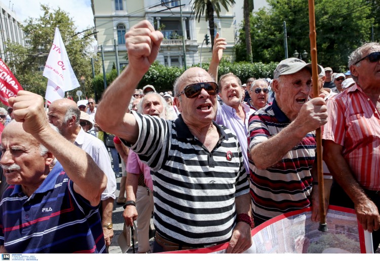 Τα νέα δεδομένα του νόμου Κατρούγκαλου αποκαλύπτουν σφαγή συντάξεων έως 25%