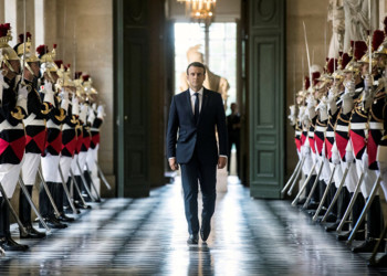 Γιατί ο Μακρόν θέλει τη νεολαία στα χακί