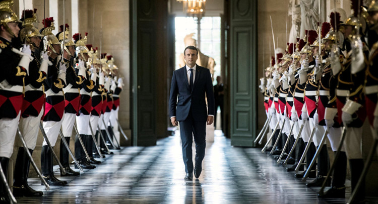 Γιατί ο Μακρόν θέλει τη νεολαία στα χακί