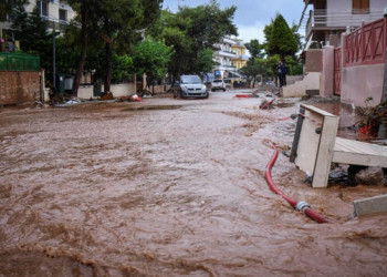 Μάνδρα: Στο ίδιο έργο θεατές, με σκηνοθέτες Περιφέρεια και κυβέρνηση