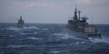 Ελληνικές φρεγάτες σε επικίνδυνα νερά