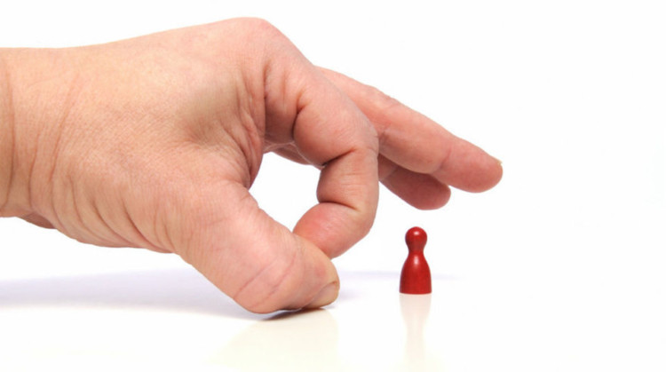 «Τακτοποίηση» για εργοδότες,  απολύσεις για εργαζόμενους