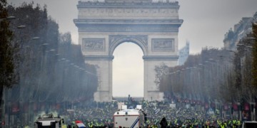 Οι κινητοποιήσεις στη Γαλλία  και οι «παρωπίδες» του ΚΚΕ