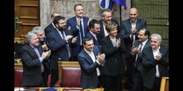 Ψήφος συναλλαγής στην κυβέρνηση Τσίπρα με ευρωνατοϊκή «ομπρέλα»