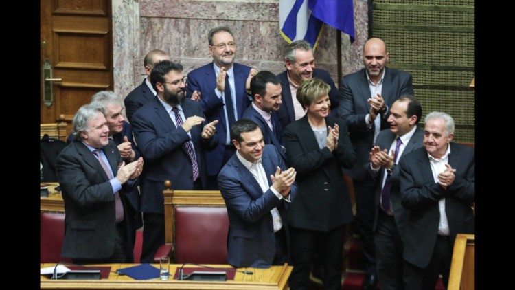 Ψήφος συναλλαγής στην κυβέρνηση Τσίπρα με ευρωνατοϊκή «ομπρέλα»