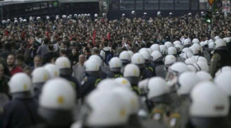 Μη μιλάς (κατά της Μέρκελ), μην περπατάς. απαγορεύει η ΕΛ.ΑΣ!