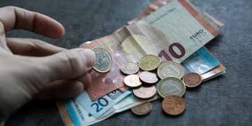 «Πάτος» οι μισθοί  στην Ελλάδα