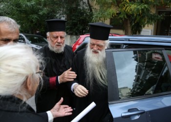 Η κυβέρνηση «κάνει στραβά μάτια» στη μισαλλοδοξία της Εκκλησίας