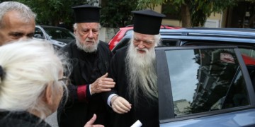 Η κυβέρνηση «κάνει στραβά μάτια» στη μισαλλοδοξία της Εκκλησίας