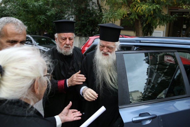 Η κυβέρνηση «κάνει στραβά μάτια» στη μισαλλοδοξία της Εκκλησίας