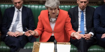 Εκβιασμοί και απειλές στον δρόμο για το Brexit