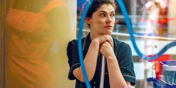 Η Δουλειά της: Η «αόρατη» γυναίκα της κρίσης αποκτά τον κινηματογραφικό χρόνο που της αναλογεί