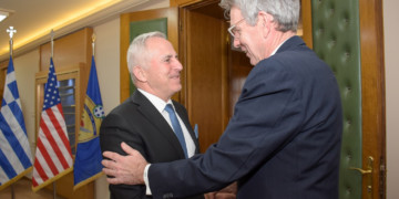 Ρώσους βλέπει ο Πάιατ, μπίζνες ο Κοτζιάς