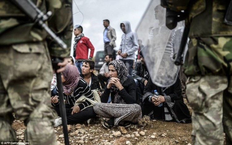 Παρακρατικές ομάδες επαναπροωθούν πρόσφυγες και μετανάστες