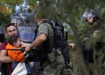 Στρατιώτες σε ρόλο χωροφύλακα συλλαμβάνουν πρόσφυγες στον Έβρο