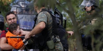 Στρατιώτες σε ρόλο χωροφύλακα συλλαμβάνουν πρόσφυγες στον Έβρο