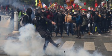 Clairs-obscurs, sfumato et coups de matraque macroniens pour le 1er mai