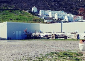 Στα πεντάστερα της Μυκόνου οι εργαζόμενοι ζουν σε αποθήκες!