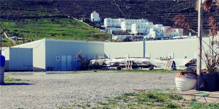 Στα πεντάστερα της Μυκόνου οι εργαζόμενοι ζουν σε αποθήκες!