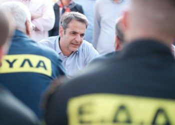 Σχεδιάζει θερινό Σοκ και Δέος