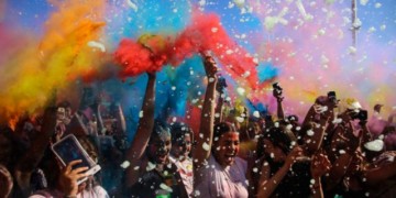 Colour Day: Πολύχρωμοι χορηγοί, ασπρόμαυρη ζωή