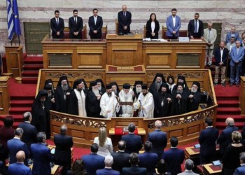 Κεριά και λιβάνια στη Βουλή