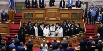 Κεριά και λιβάνια στη Βουλή