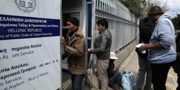 Κυβέρνηση: ΄Eξω δικαιώματα και πρόσφυγες από τη χώρα