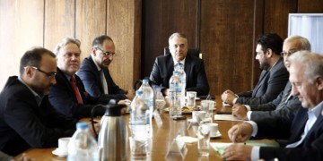 Ψήφος αποδήμων: Συναίνεση σε εθνική βάση, με κομματική ιδιοτέλεια