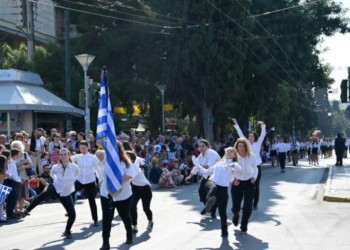 Στρατιωτάκια ακούρδιστα: To πλήρες βίντεο της ευρηματικής παρέμβασης στην παρέλαση της Ν.Φιλαδέλφειας-Ν. Χαλκηδόνας