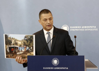 Ρατσιστικό σχέδιο για τους πρόσφυγες με Αμυγδαλέζες σε νησιά  και… ξερονήσια