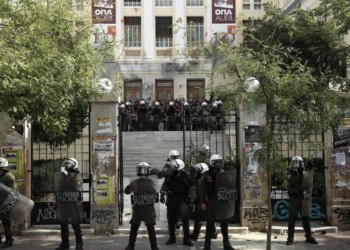 ΝΔ και ΣΥΡΙΖΑ: Μια βολική αντιπαράθεση στις πλάτες του κινήματος