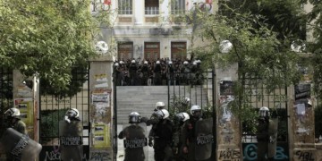 ΝΔ και ΣΥΡΙΖΑ: Μια βολική αντιπαράθεση στις πλάτες του κινήματος