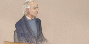 Τζούλιαν Ασάνζ: Ένας ήρωας της εποχής αργοπεθαίνει στη φυλακή