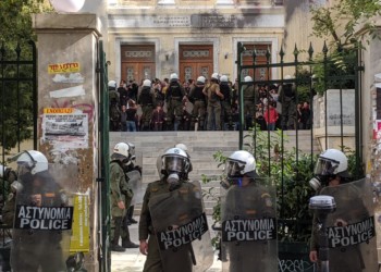 Με το κεφάλι ψηλά βγαίνουν με πορεία οι φοιτητές από την ΑΣΟΕΕ (συνεχής ενημέρωση)