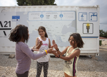 Στην αρχή έδιωξαν τους πρόσφυγες, μετά…