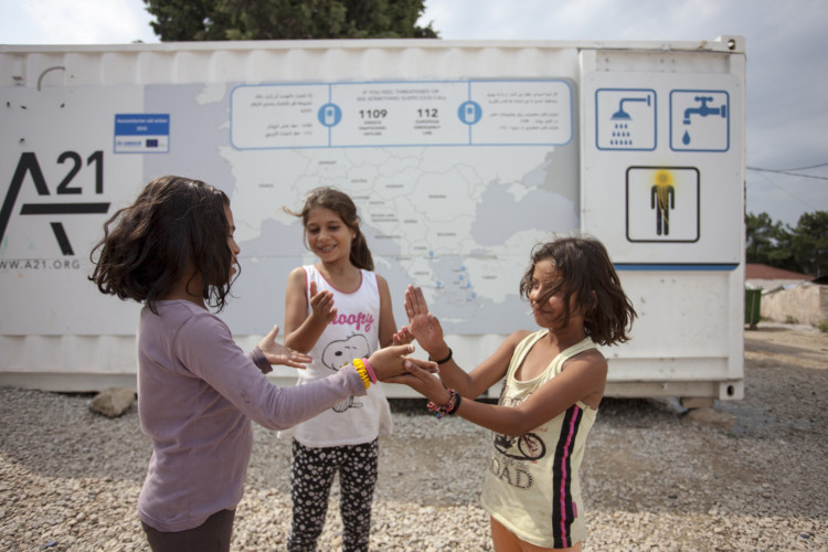 Στην αρχή έδιωξαν τους πρόσφυγες, μετά…