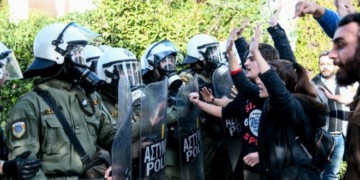 ΜΑΤώνουν τους φοιτητές, τα δίνουν όλα στις εταιρείες