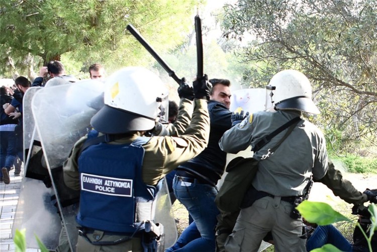 Ξεσηκωμός για τις ελευθερίες μπροστά στην 6η Δεκέμβρη