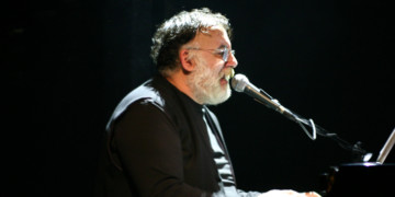 Θάνος Μικρούτσικος: Απαντάμε στη βαρβαρότητα ζητώντας το αδύνατο