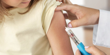 Το όπλο των εμβολίων και ο πόλεμος για τη δημόσια υγεία