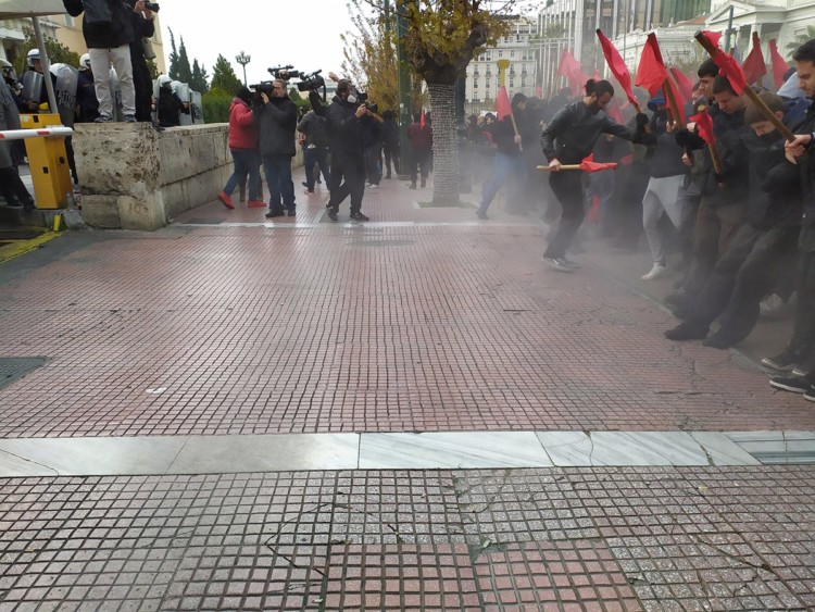 Χημικά και ΜΑΤ κατά φοιτητών-εκπαιδευτικών