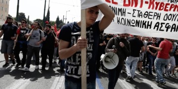 Στρατηγικός επανεξοπλισμός για τη μάχη του ασφαλιστικού