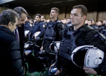 Άη Βασίλης της καταστολής ο Μητσοτάκης