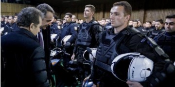 Άη Βασίλης της καταστολής ο Μητσοτάκης